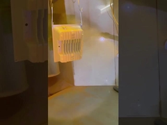 粉末を噴射する作業-3